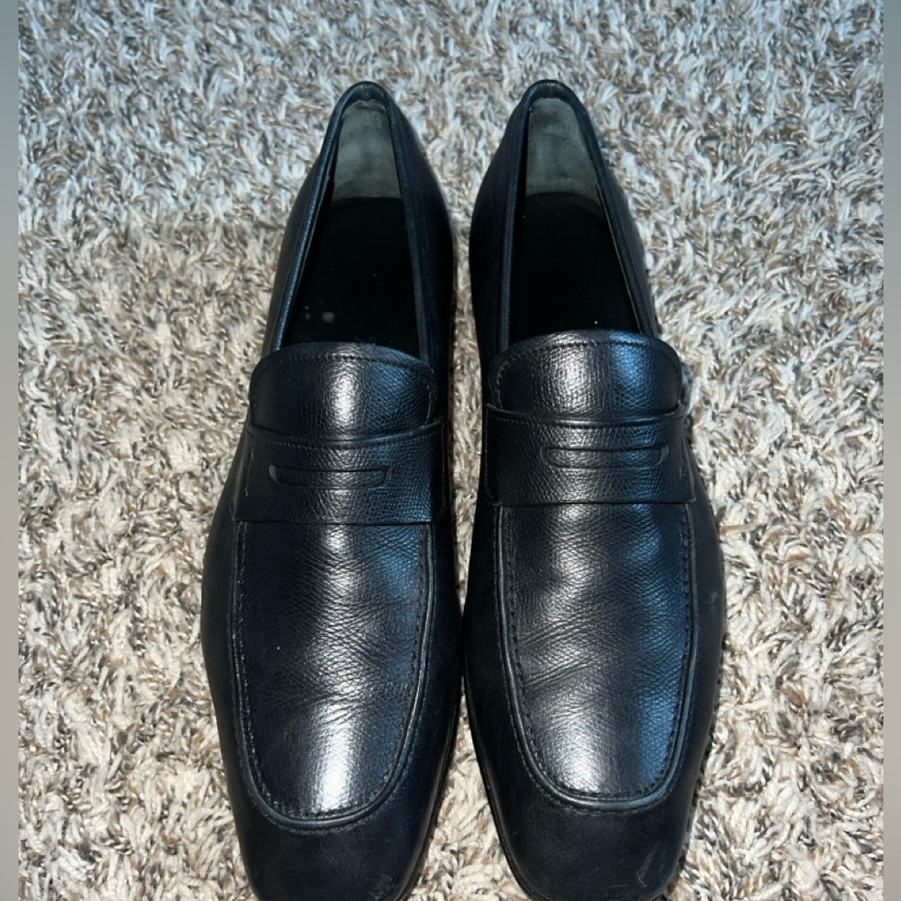 ferragamo black pebble leather loafers. men’s sz 8 D